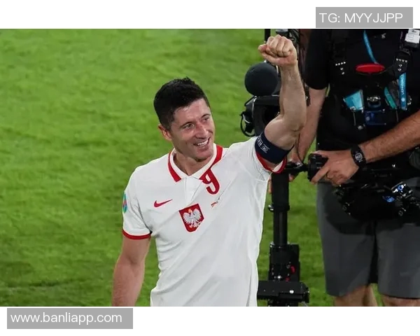 莱万领衔球队新征程展现无与伦比的进攻实力与团队合作精神