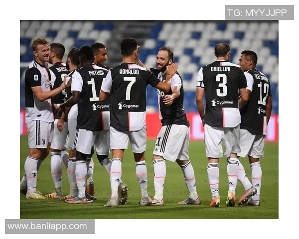 尤文图斯与巴塞罗那对决主场归属分析与历史交锋回顾