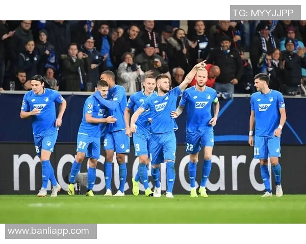 鹿斯巴达与格拉夫夏普的激烈对决揭示了荷甲联赛的竞争魅力与球队实力较量